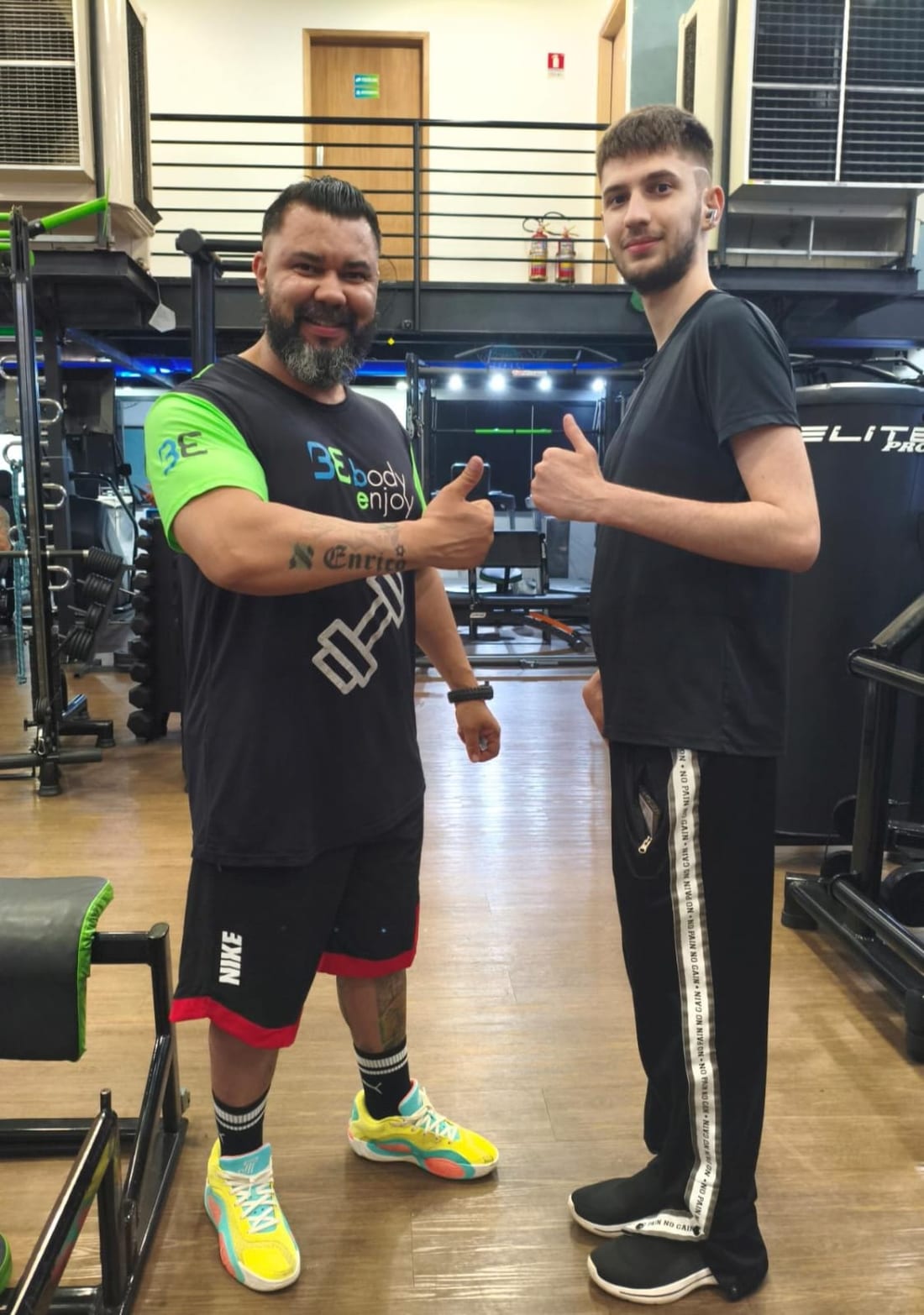 Alessandro Dantas em atendimento presencial com um aluno, na academia